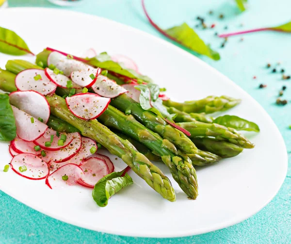 Salada Com Espargos Rabanete Acelga Comida Saudável Vegan — Fotografia de Stock