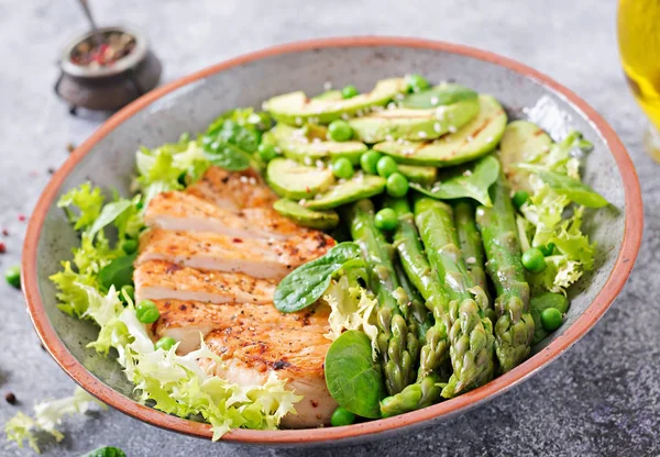 Grilled Chicken Fillet Asparagus Grilled Avocado Healthy Diet — Stock Photo, Image