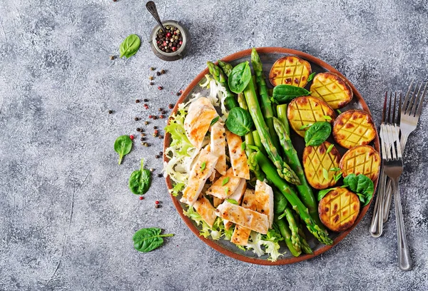 Filetto Pollo Alla Griglia Con Guarnitura Asparagi Patate Forno Cibo — Foto Stock