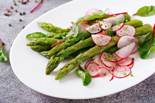 Salada Com Espargos Rabanete Acelga Comida Saudável Vegan — Fotografia de Stock