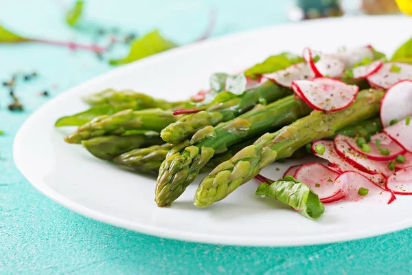 Salada Com Espargos Rabanete Acelga Comida Saudável Vegan — Fotografia de Stock