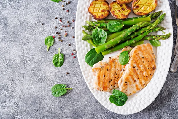 Filetto Pollo Alla Griglia Con Guarnitura Asparagi Patate Forno Cibo — Foto Stock