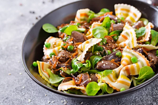 Yürekleri Tavuk Havuç Tatlı Ekşi Soslu Farfalle Makarna — Stok fotoğraf