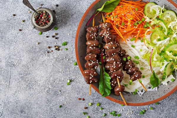 Cœurs Poulet Sauce Épicée Nouilles Salade Légumes Aliments Sains — Photo