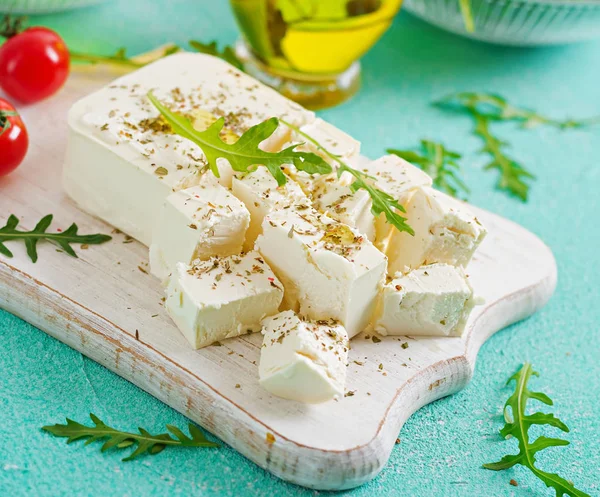 Sýr Feta Cherry Rajčátky Rukolou Stole Ingredience Salát — Stock fotografie