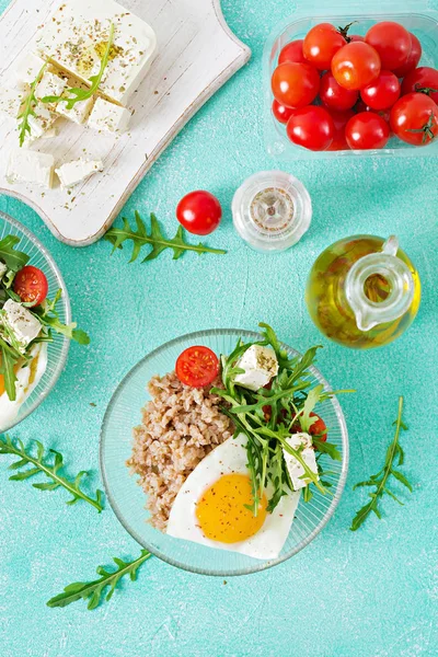 Frisk Frokost Med Egg Fetaost Ruccola Tomater Bokhvete Med Lett – stockfoto