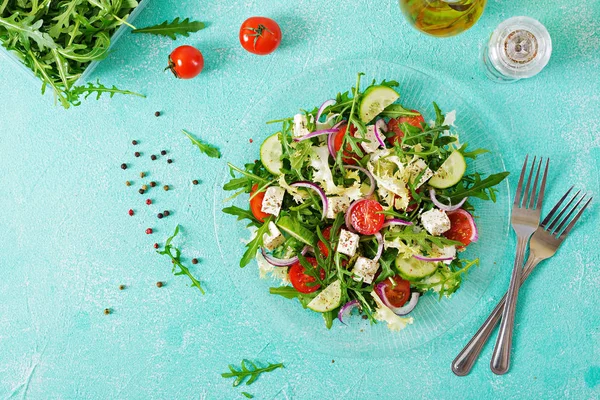 Salada Verduras Frescas Tomate Pepino Queijo Feta Estilo Grego Deitado — Fotografia de Stock