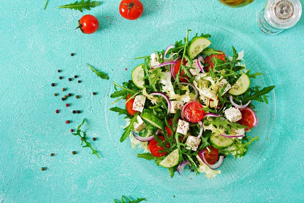 新鲜蔬菜沙拉 西红柿 黄瓜和羊乳酪在希腊风格 顶部视图 — 图库照片