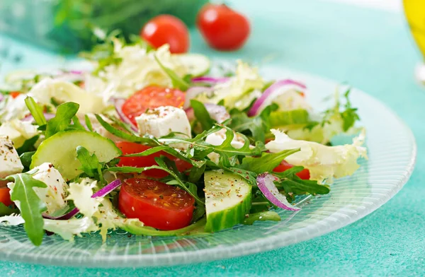 新鮮な野菜 トマト キュウリとフェタチーズのギリシャ風チーズのサラダ — ストック写真