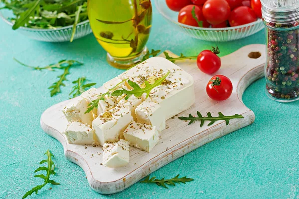 Sýr Feta Cherry Rajčátky Rukolou Stole Ingredience Salát — Stock fotografie