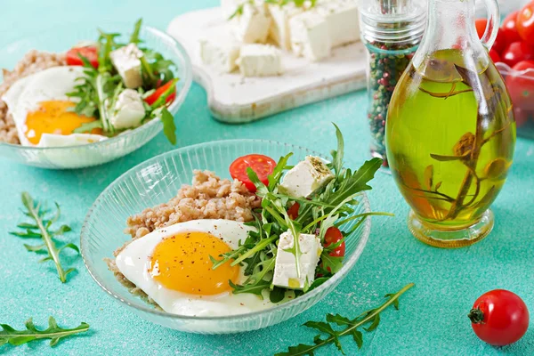 Desayuno Saludable Con Huevo Queso Feta Rúcula Tomates Gachas Trigo — Foto de Stock