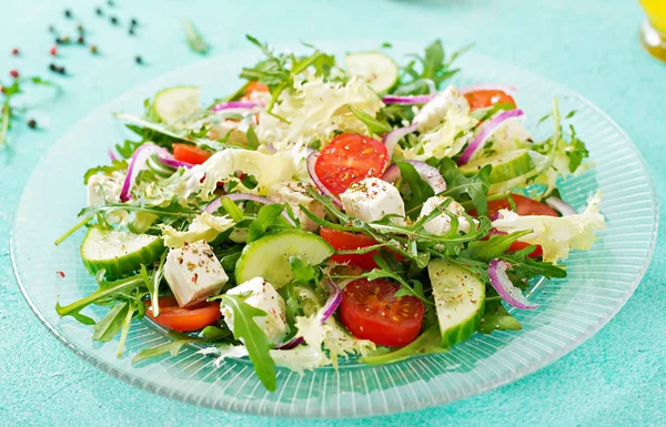 Insalata Verdure Fresche Formaggio Feta Stile Greco Sul Piatto — Foto Stock