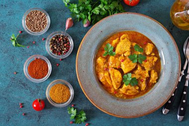 Tavuk ve soğan ile köri. Hint yemeği. Asya mutfağı. Üstten Görünüm