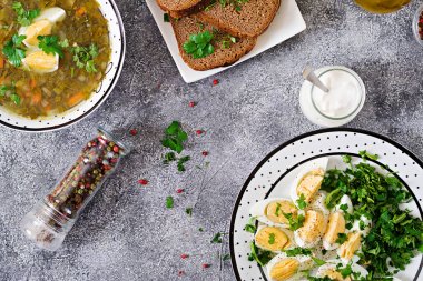 Yeşillikleri ile haşlanmış yumurta. Sağlıklı gıda. Yaz salatası. Üstten Görünüm