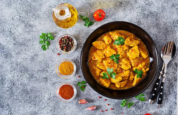 咖喱鸡肉和洋葱 印度菜 亚洲菜 顶部视图 — 图库照片