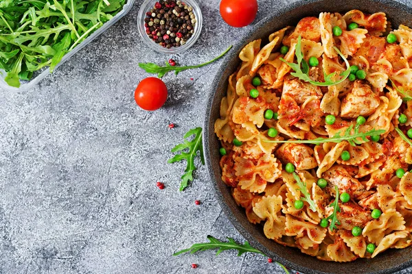 Pastas Farfalle Con Filete Pollo Salsa Tomate Guisantes Verdes Comida — Foto de Stock