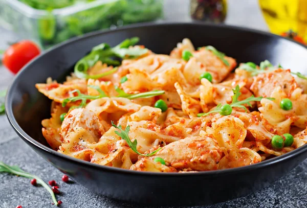 Farfalle 意大利面配鸡柳 番茄酱和青豆 食品菜单 — 图库照片
