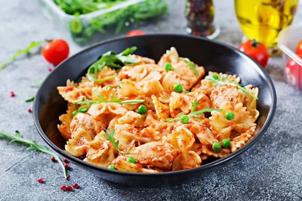 Massa Farfalle Com Filé Frango Molho Tomate Ervilhas Verdes Comida — Fotografia de Stock