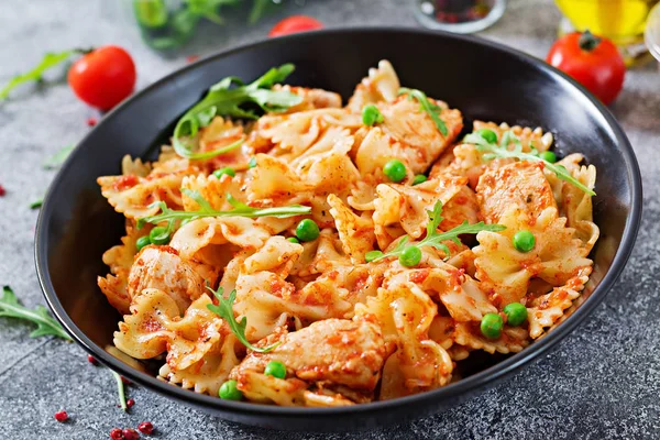 Farfalle Pasta Med Kycklingfilé Tomatsås Och Gröna Ärtor Italiensk Måltid — Stockfoto