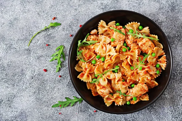 Pastas Farfalle Con Filete Pollo Salsa Tomate Guisantes Verdes Menú — Foto de Stock