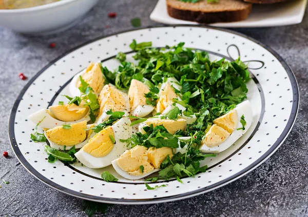 煮鸡蛋与绿色 健康食品 夏季沙拉 — 图库照片