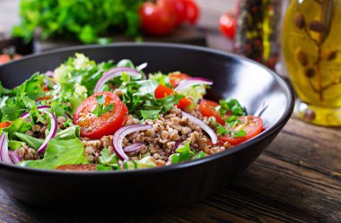 Cherry domates, kırmızı soğan ve taze otlar ile buğday salatası. Vegan gıda. Diyet menüsü.