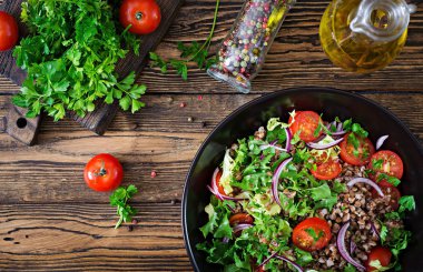 Cherry domates, kırmızı soğan ve taze otlar ile buğday salatası. Vegan gıda. Diyet menüsü. Üstten Görünüm. Düz yatıyordu