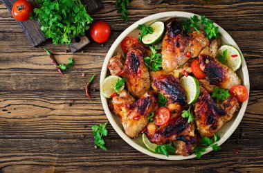 Üstten Görünüm Barbekü tatlı ekşi soslu tavuk kanatları. Piknik. Yaz menüsü. Lezzetli yemekler. Düz yatıyordu