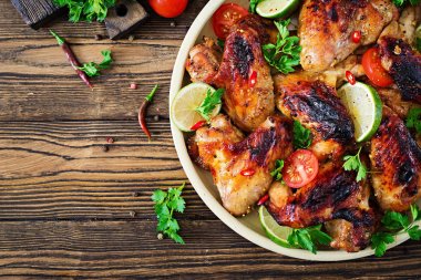 Üstten Görünüm Barbekü tatlı ekşi soslu tavuk kanatları. Piknik. Yaz menüsü. Lezzetli yemekler. Düz yatıyordu