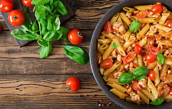 Penne Pasta Tomatensauce Mit Huhn Tomaten Mit Basilikum Auf Einem — Stockfoto