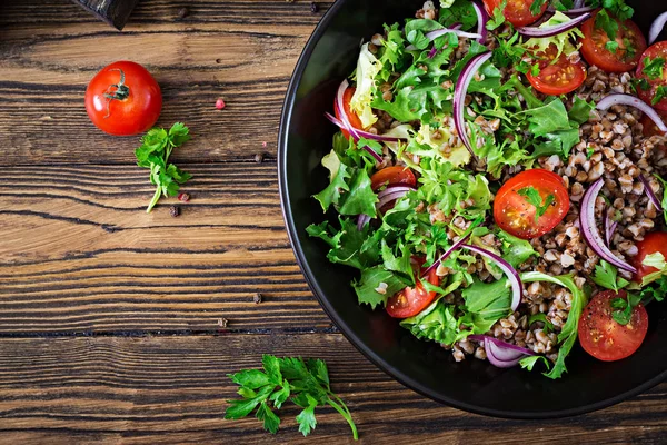 Boekweit Salade Met Kerstomaatjes Rode Verse Kruiden Veganistisch Eten Dieetmenu — Stockfoto