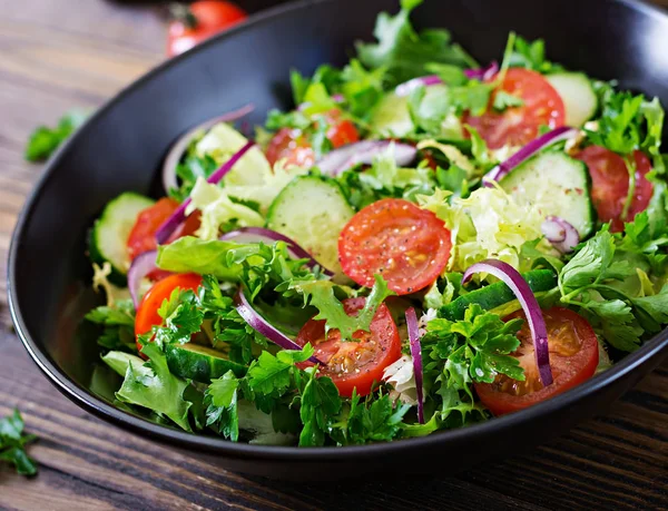 Saláta Paradicsom Uborka Lilahagyma Saláta Levelek Egészséges Nyári Vitamin Menü — Stock Fotó