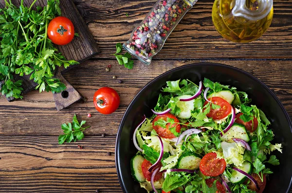 Vista Superior Ensalada Vegetariana Con Tomates Pepino Cebolla Roja Hojas — Foto de Stock