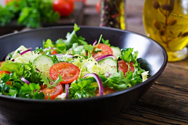 Ensalada Con Tomates Pepino Cebolla Roja Hojas Lechuga Menú Saludable —  Fotos de Stock