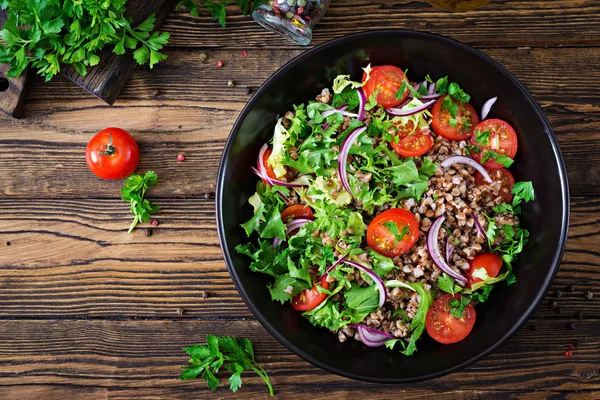 Buckwheat Sallad Med Körsbärstomater Rödlök Och Färska Örter Vegansk Mat — Stockfoto