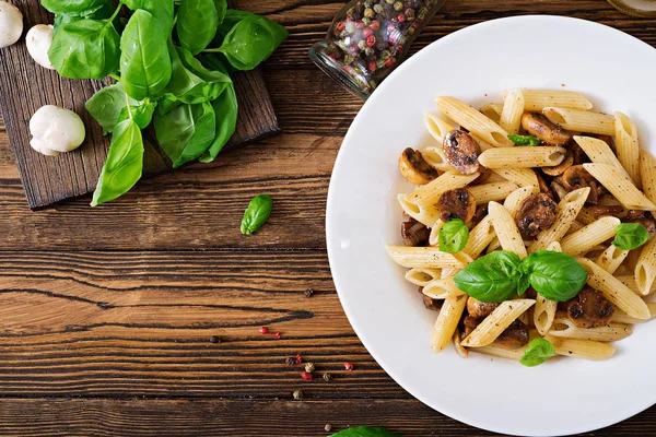 Foto Close Vegetariano Vegetable Pasta Penne Com Cogumelos Tigela Branca — Fotografia de Stock