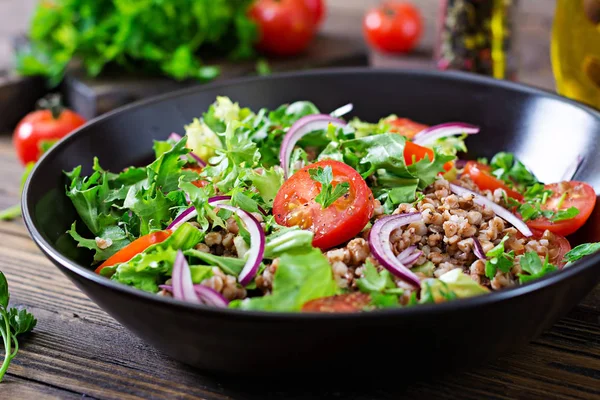 Buckwheat Sallad Med Körsbärstomater Rödlök Och Färska Örter Vegansk Mat — Stockfoto