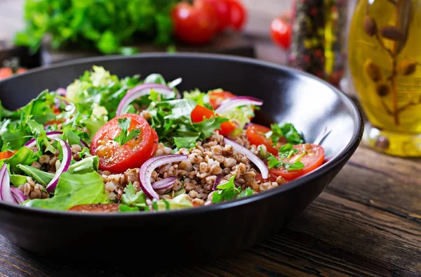 Salată Hrișcă Roșii Cherry Ceapă Roșie Ierburi Proaspete Mâncare Vegană — Fotografie, imagine de stoc