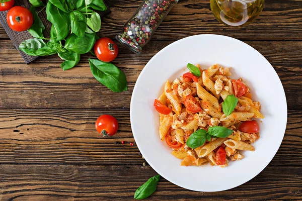 Ovanifrån Penne Pasta Tomatsås Med Kyckling Tomater Dekorerad Med Basilika — Stockfoto