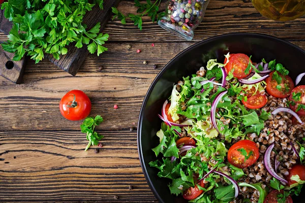 Pohanka Salát Cherry Rajčaty Červenou Cibulí Čerstvé Bylinky Veganské Jídlo — Stock fotografie