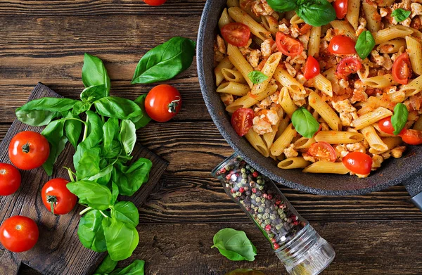 Vista Superior Pasta Penne Salsa Tomate Con Pollo Tomates Decorado — Foto de Stock