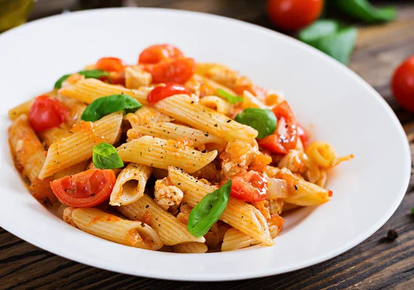 Massa Penne Molho Tomate Com Frango Tomates Decorados Com Manjericão — Fotografia de Stock