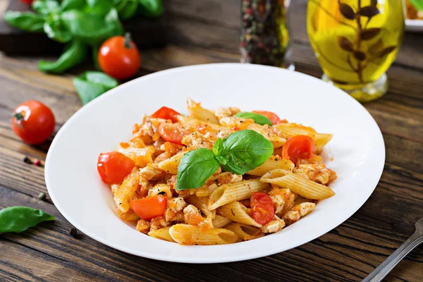 Penne Pasta Tomatensauce Mit Hühnchen Tomaten Dekoriert Mit Basilikum Auf — Stockfoto