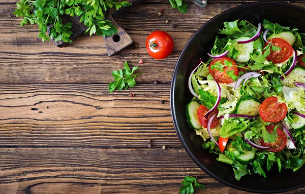 素食沙拉与西红柿 红洋葱和生菜叶子的最高视图 健康的夏日维他命菜单 素食蔬菜食品 — 图库照片