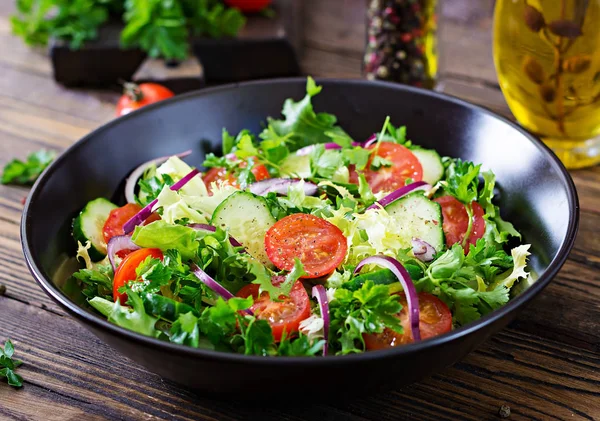 Salat Mit Tomaten Gurken Roten Zwiebeln Und Salatblättern Gesundes Sommerliches — Stockfoto