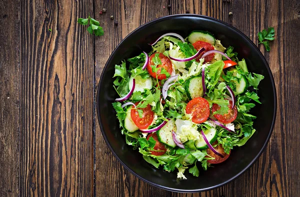 Vista Superior Salada Vegetariana Com Tomate Pepino Cebola Vermelha Folhas — Fotografia de Stock