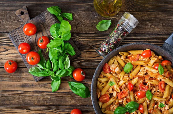 Top Van Weergave Van Penne Pasta Tomatensaus Met Kip Tomaten — Stockfoto