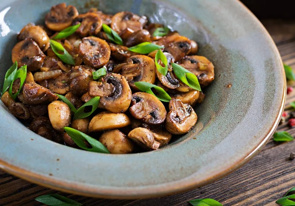 烤蘑菇配酱油和香草 素食食品 — 图库照片