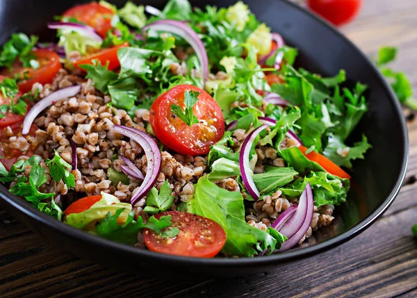 Boekweit Salade Met Kerstomaatjes Rode Verse Kruiden Veganistisch Eten Dieetmenu — Stockfoto