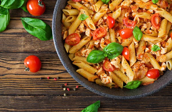 Penne Pasta Tomatensauce Mit Huhn Tomaten Mit Basilikum Auf Einem — Stockfoto